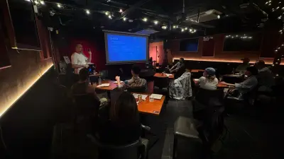 An attendee raising a hand during the discussion with Tim Ramak in Shenzhen.